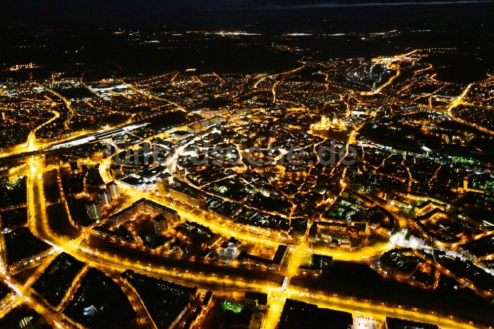 Erfurt bei Nacht von oben - Nachtluftbild Stadtansicht des Innenstadtbereiches zwischen Hauptbahnhof und Krämpfervorstadt in Erfurt im Bundesland Thüringen, Deutschland