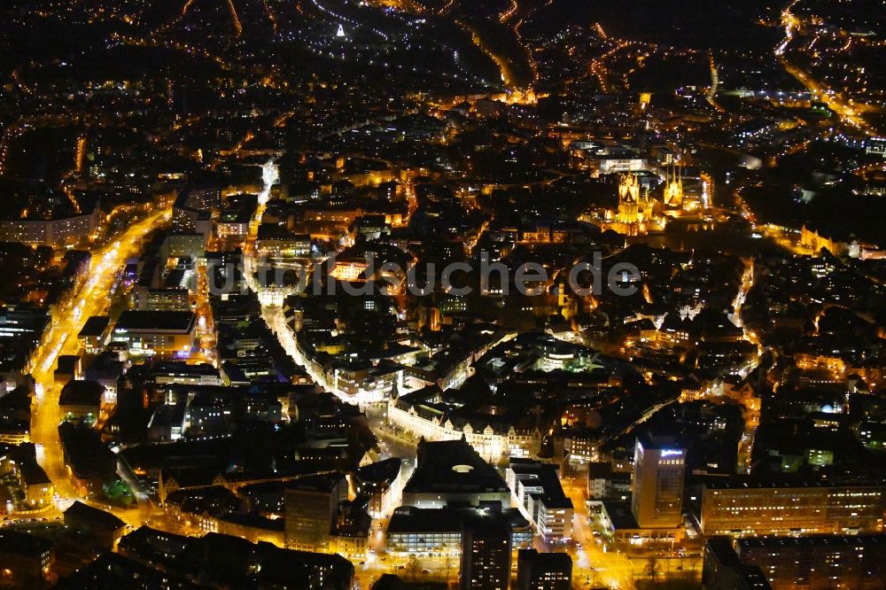 Nacht-Luftaufnahme Erfurt - Nachtluftbild Stadtansicht des Innenstadtbereiches zwischen Hauptbahnhof und Krämpfervorstadt in Erfurt im Bundesland Thüringen, Deutschland