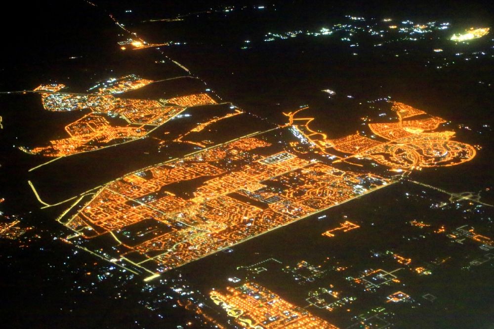 El Shorouk City bei Nacht aus der Vogelperspektive: Nachtluftbild. Stadtansicht vom Stadtgebiet El Shorouk City und Madinaty im Großraum von Kairo in Cairo Governorate, Ägypten