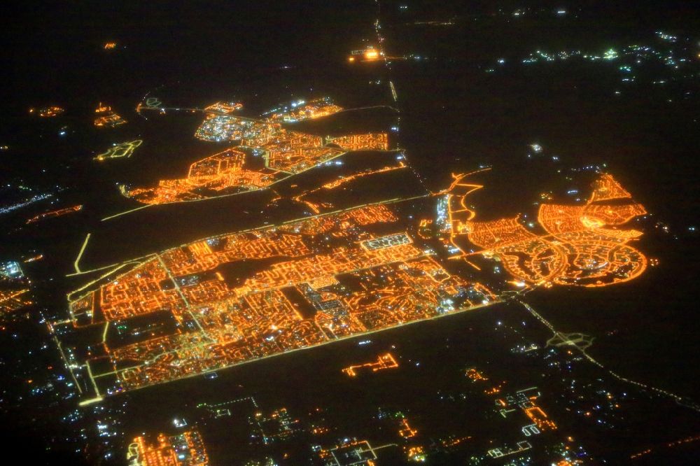 Nachtluftbild El Shorouk City - Nachtluftbild. Stadtansicht vom Stadtgebiet El Shorouk City und Madinaty im Großraum von Kairo in Cairo Governorate, Ägypten