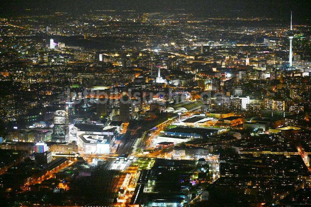 Berlin bei Nacht von oben - Nachtluftbild Stadtansicht des Stadtteil Friedrichshain in Berlin, Deutschland