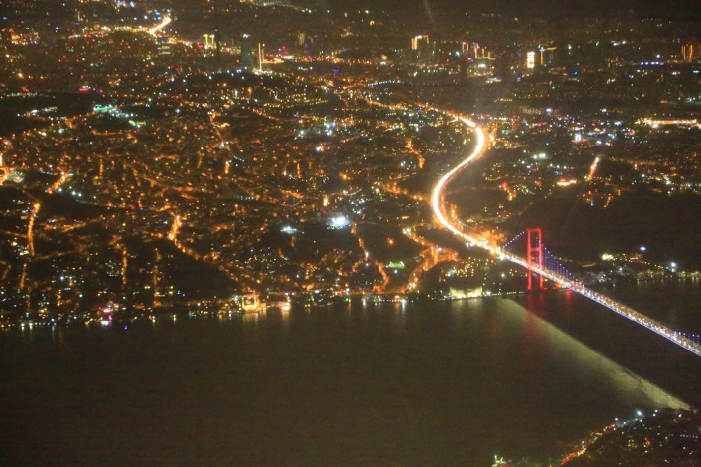 Nachtluftbild Istanbul - Nachtluftbild. Stadtansicht am Ufer des Bosporus mit der Bosporus Brücke nach Asien in Istanbul in der Türkei
