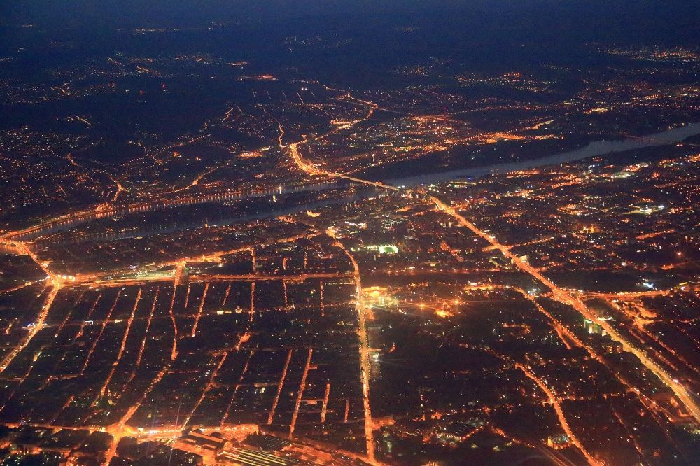 Budapest bei Nacht aus der Vogelperspektive: Nachtluftbild Stadtansicht am Ufer des Flußverlaufes der Donau in Budapest in Ungarn