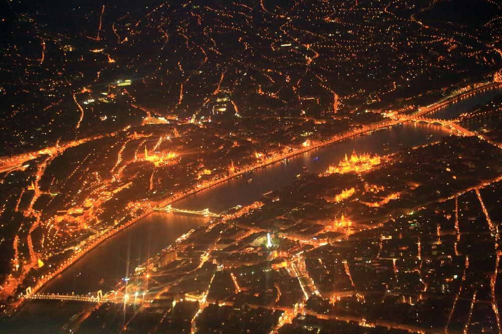 Nachtluftbild Budapest - Nachtluftbild Stadtansicht am Ufer des Flußverlaufes der Donau in Budapest in Ungarn