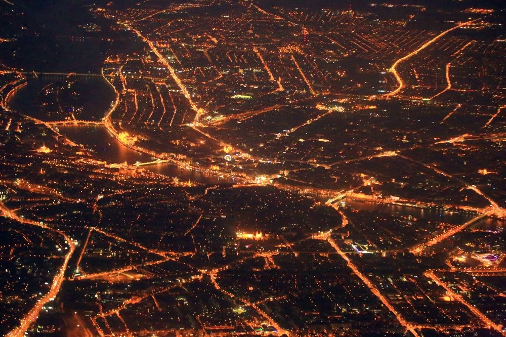 Budapest bei Nacht aus der Vogelperspektive: Nachtluftbild Stadtansicht am Ufer des Flußverlaufes der Donau in Budapest in Ungarn