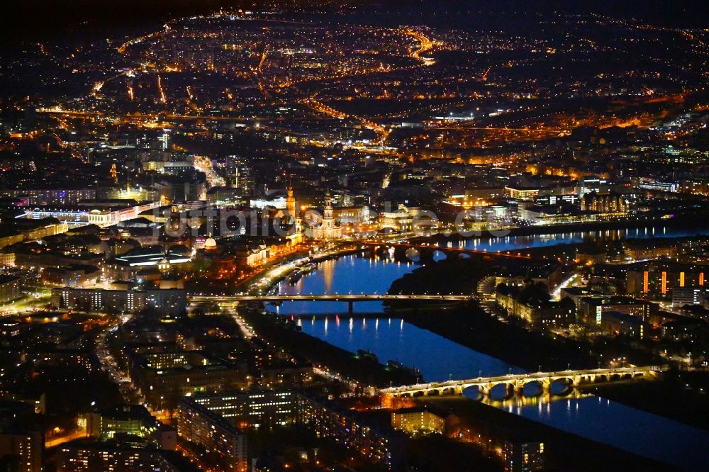 Nacht-Luftaufnahme Dresden - Nachtluftbild Stadtansicht am Ufer des Flußverlaufes der Elbe in Dresden im Bundesland Sachsen, Deutschland