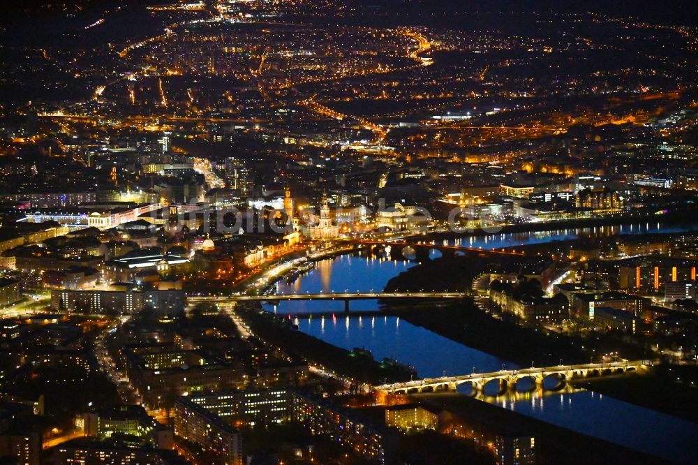 Dresden bei Nacht von oben - Nachtluftbild Stadtansicht am Ufer des Flußverlaufes der Elbe in Dresden im Bundesland Sachsen, Deutschland