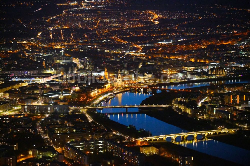 Dresden bei Nacht aus der Vogelperspektive: Nachtluftbild Stadtansicht am Ufer des Flußverlaufes der Elbe in Dresden im Bundesland Sachsen, Deutschland