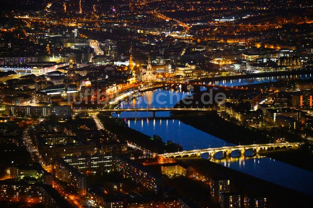 Nachtluftbild Dresden - Nachtluftbild Stadtansicht am Ufer des Flußverlaufes der Elbe in Dresden im Bundesland Sachsen, Deutschland