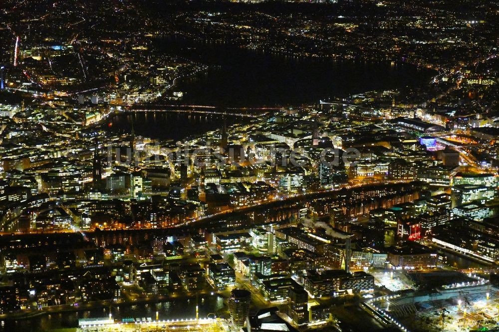 Nacht-Luftaufnahme Hamburg - Nachtluftbild Stadtansicht am Ufer des Flußverlaufes der Elbe in Hamburg, Deutschland