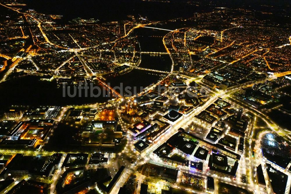 Nachtluftbild Dresden - Nachtluftbild Stadtansicht am Ufer des Flußverlaufes der Elbe im Ortsteil Altstadt in Dresden im Bundesland Sachsen, Deutschland
