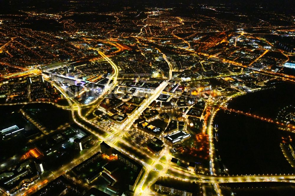 Nacht-Luftaufnahme Dresden - Nachtluftbild Stadtansicht am Ufer des Flußverlaufes der Elbe im Ortsteil Altstadt in Dresden im Bundesland Sachsen, Deutschland