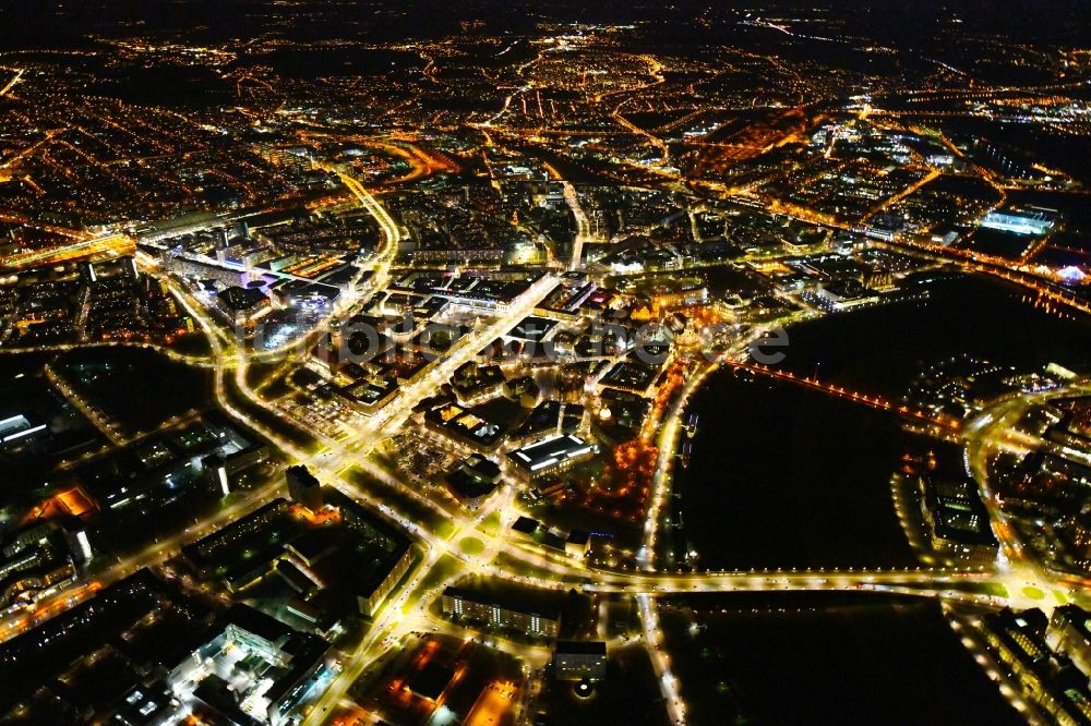 Nachtluftbild Dresden - Nachtluftbild Stadtansicht am Ufer des Flußverlaufes der Elbe im Ortsteil Altstadt in Dresden im Bundesland Sachsen, Deutschland
