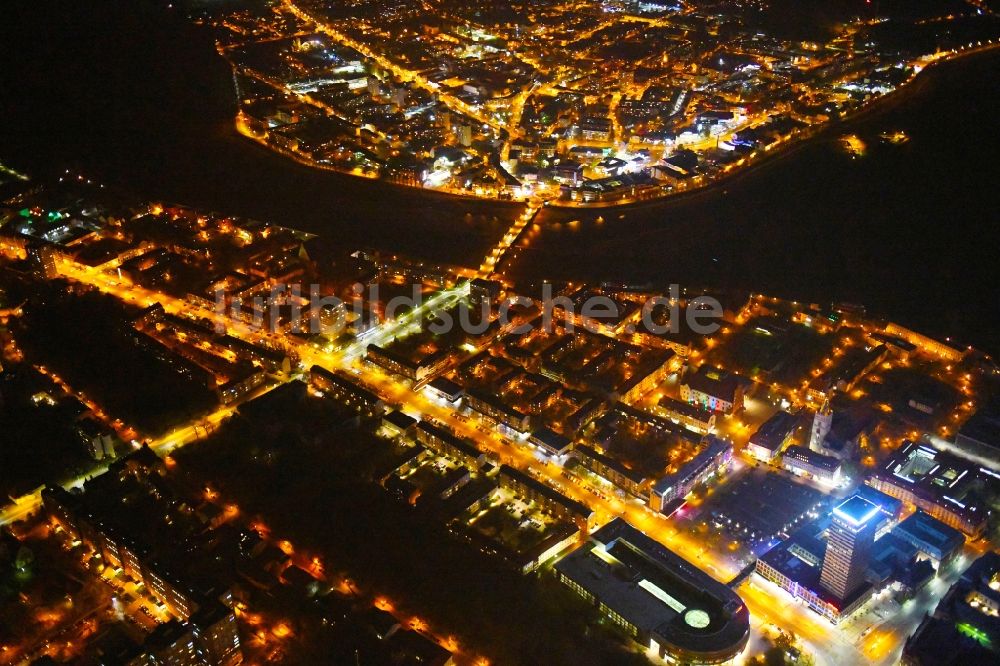 Nacht-Luftaufnahme Frankfurt (Oder) - Nachtluftbild Stadtansicht am Ufer des Flußverlaufes der Oder in Frankfurt (Oder) im Bundesland Brandenburg, Deutschland