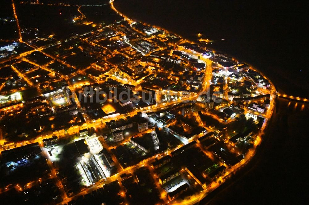 Nacht-Luftaufnahme Slubice - Nachtluftbild Stadtansicht am Ufer des Flußverlaufes der Oder in Slubice in lubuskie, Polen
