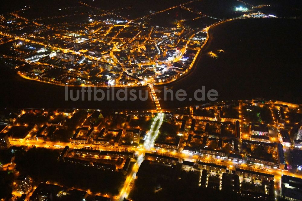 Nachtluftbild Slubice - Nachtluftbild Stadtansicht am Ufer des Flußverlaufes der Oder in Slubice in lubuskie, Polen