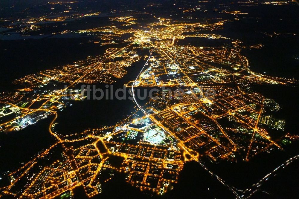 Potsdam bei Nacht von oben - Nachtluftbild Stadtrand und Außenbezirks- Wohngebiet Kirchsteigfeld in Potsdam im Bundesland Brandenburg, Deutschland