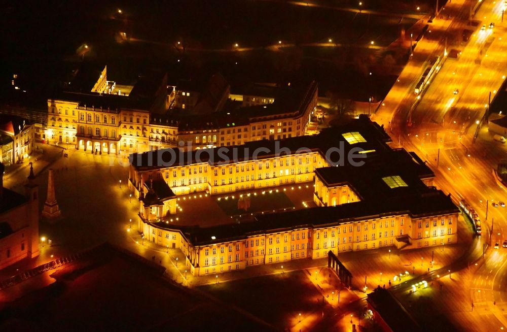Potsdam bei Nacht von oben - Nachtluftbild Stadtschloß und Brandenburger Landtag in Potsdam im Bundesland Brandenburg