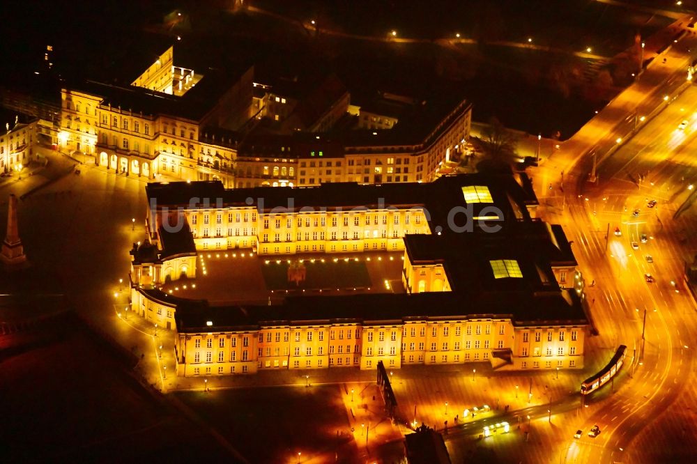 Potsdam bei Nacht aus der Vogelperspektive: Nachtluftbild Stadtschloß und Brandenburger Landtag in Potsdam im Bundesland Brandenburg