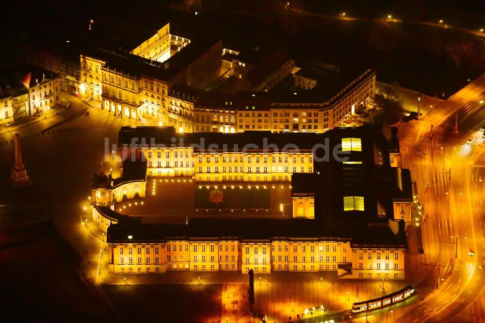Nacht-Luftaufnahme Potsdam - Nachtluftbild Stadtschloß und Brandenburger Landtag in Potsdam im Bundesland Brandenburg