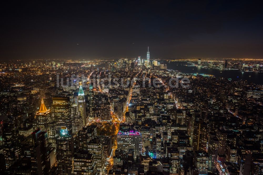 Nacht-Luftaufnahme New York - Nachtluftbild Stadtteil Manhattan in New York in USA