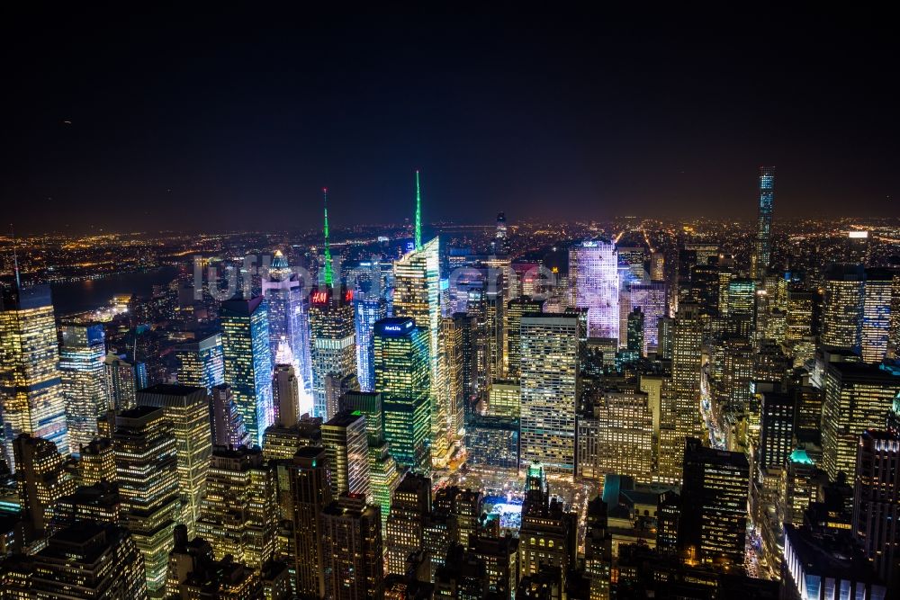 New York bei Nacht von oben - Nachtluftbild Stadtteil Manhattan in New York in USA