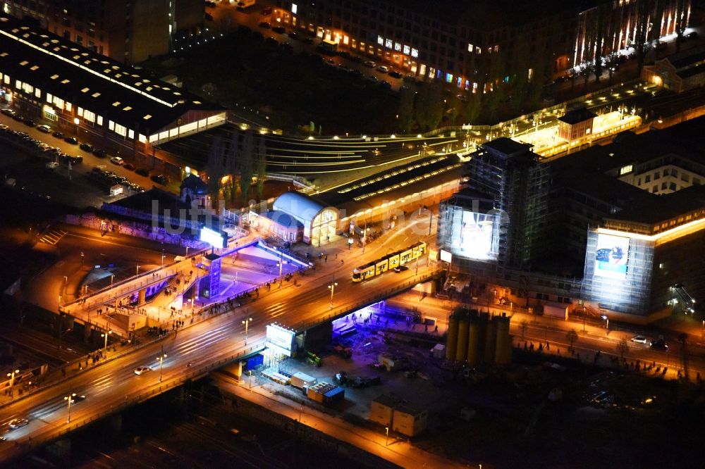 Nachtluftbild Berlin - Nachtluftbild Stadtteilansicht des Gebietes um die S-Bahn-Station Warschauer Straße in Berlin
