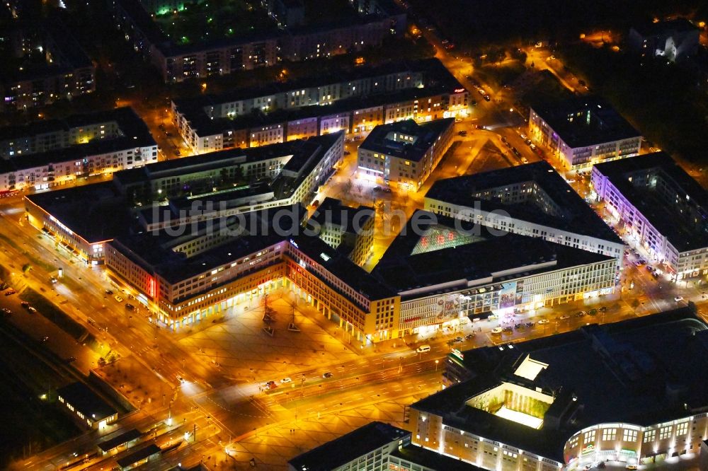 Berlin bei Nacht von oben - Nachtluftbild Stadtteilzentrum Helle Mitte im Ortsteil Hellersdorf in Berlin, Deutschland