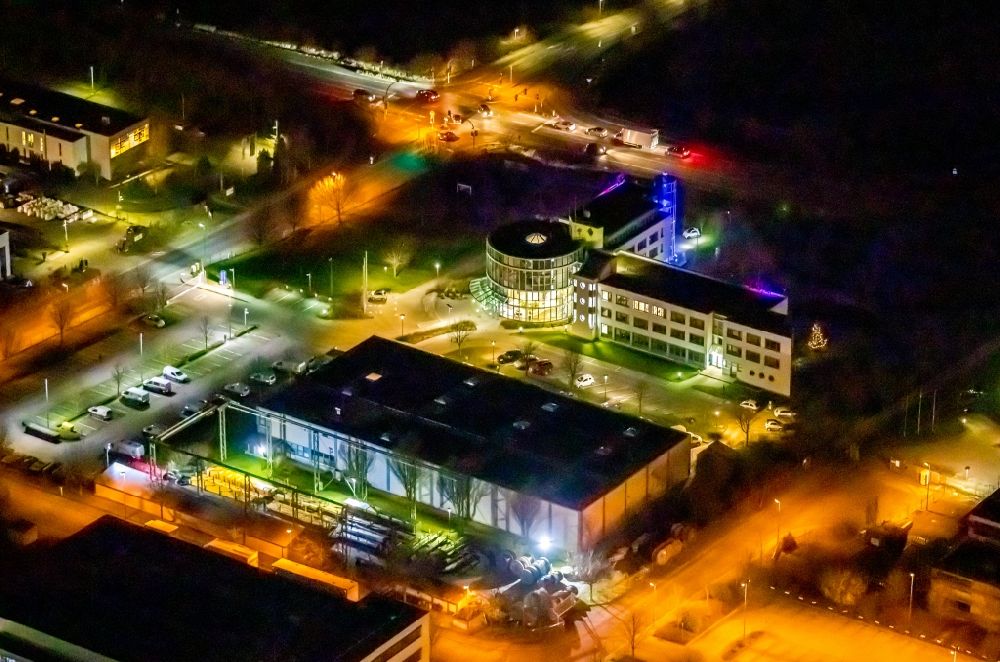 Nacht-Luftaufnahme Unna - Nachtluftbild Stadtwerke- Geschäftshauses an der Heinrich-Hertz-Straße im Ortsteil Industriepark Unna in Unna im Bundesland Nordrhein-Westfalen, Deutschland