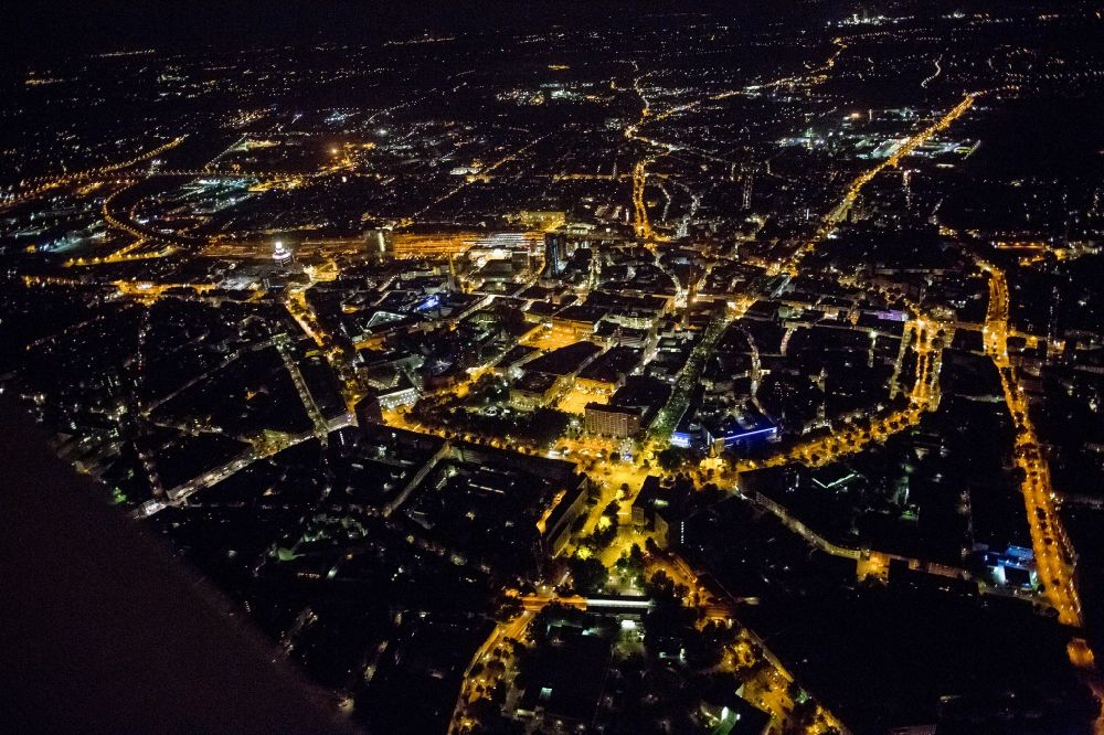 Dortmund bei Nacht aus der Vogelperspektive: Stadtzentrum von Dortmund bei Nacht im Bundesland Nordrhein-Westfalen NRW