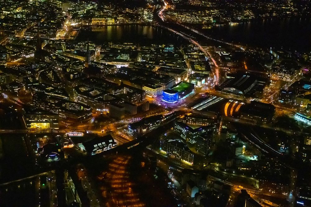 Nacht-Luftaufnahme Hamburg - Nachtluftbild Stadtzentrum im Innenstadtbereich der Altstadt in Hamburg, Deutschland