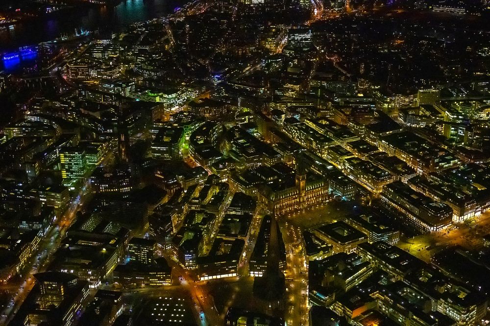 Hamburg bei Nacht aus der Vogelperspektive: Nachtluftbild Stadtzentrum im Innenstadtbereich der Altstadt in Hamburg, Deutschland