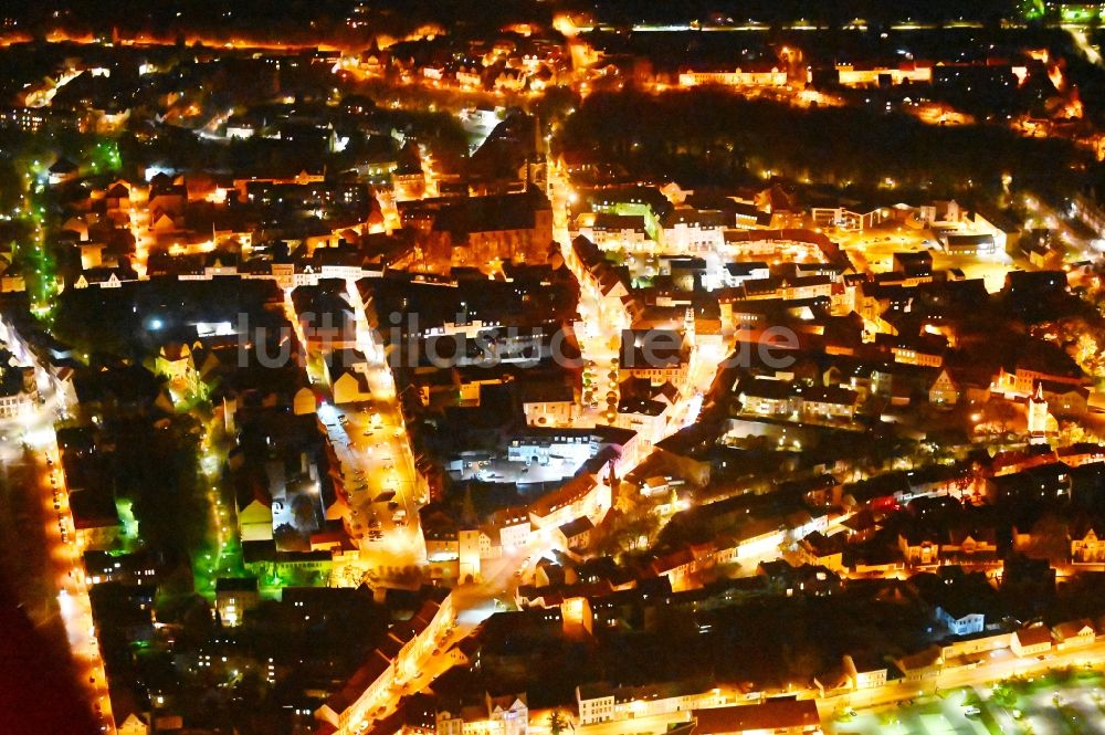 Nacht-Luftaufnahme Aschersleben - Nachtluftbild Stadtzentrum im Innenstadtbereich in Aschersleben im Bundesland Sachsen-Anhalt, Deutschland