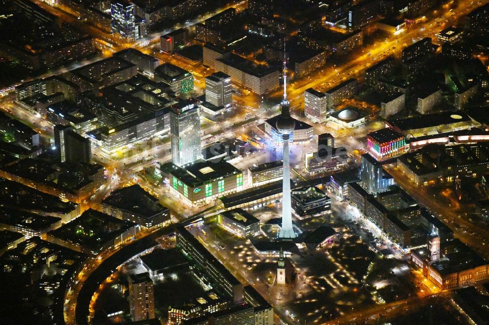 Nachtluftbild Berlin - Nachtluftbild Stadtzentrum im Innenstadtbereich am Berliner Fernsehturm - Alexanderplatz im Ortsteil Mitte in Berlin, Deutschland