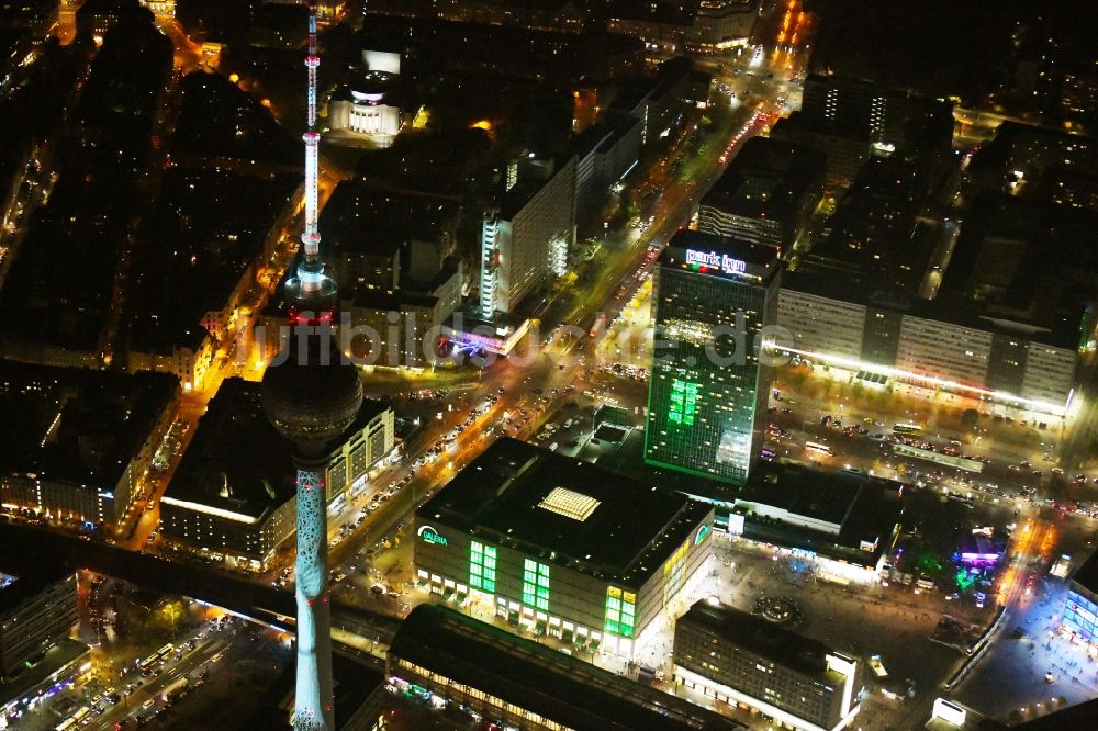 Nacht-Luftaufnahme Berlin - Nachtluftbild Stadtzentrum im Innenstadtbereich am Berliner Fernsehturm - Alexanderplatz im Ortsteil Mitte in Berlin, Deutschland