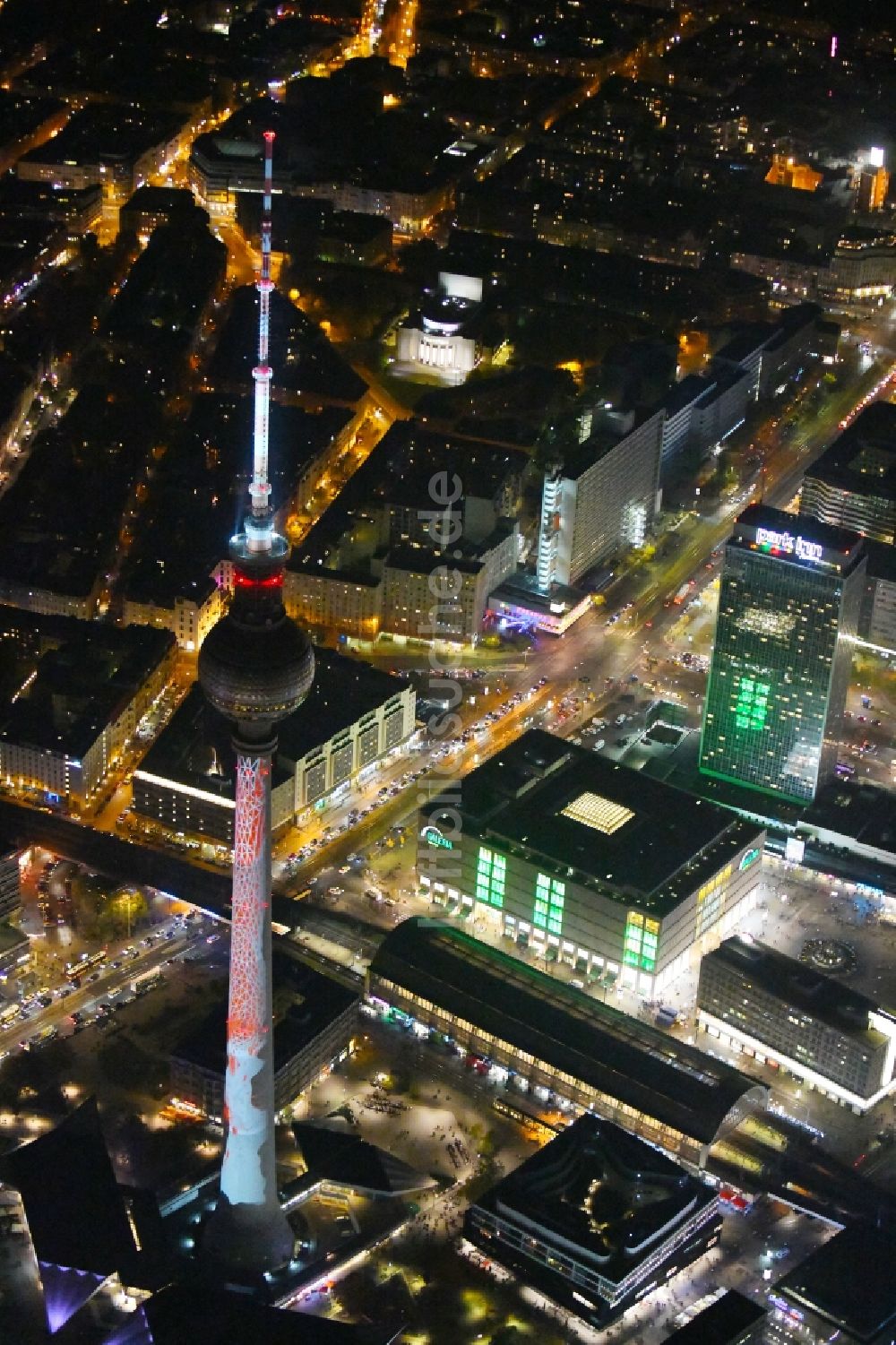 Nachtluftbild Berlin - Nachtluftbild Stadtzentrum im Innenstadtbereich am Berliner Fernsehturm - Alexanderplatz im Ortsteil Mitte in Berlin, Deutschland