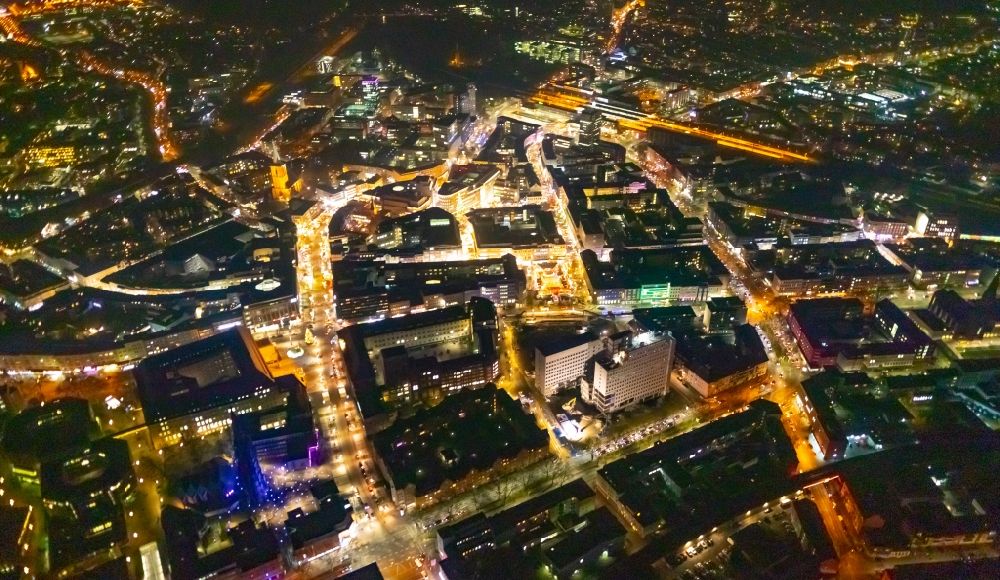 Bochum bei Nacht aus der Vogelperspektive: Nachtluftbild Stadtzentrum im Innenstadtbereich in Bochum im Bundesland Nordrhein-Westfalen, Deutschland