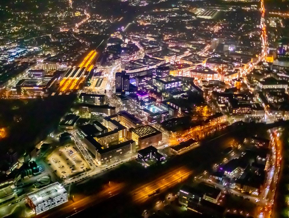Bochum bei Nacht aus der Vogelperspektive: Nachtluftbild Stadtzentrum im Innenstadtbereich in Bochum im Bundesland Nordrhein-Westfalen, Deutschland