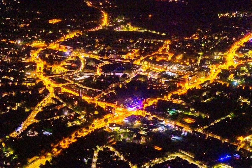 Bottrop bei Nacht aus der Vogelperspektive: Nachtluftbild Stadtzentrum im Innenstadtbereich in Bottrop im Bundesland Nordrhein-Westfalen, Deutschland