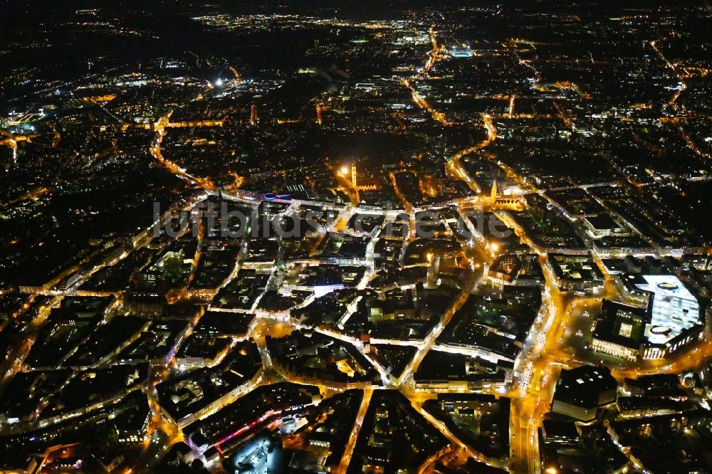 Nacht-Luftaufnahme Braunschweig - Nachtluftbild Stadtzentrum im Innenstadtbereich in Braunschweig im Bundesland Niedersachsen, Deutschland