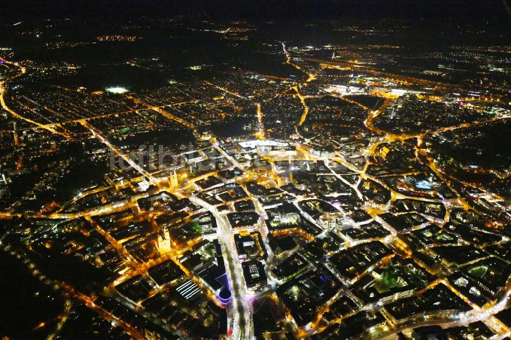 Braunschweig bei Nacht aus der Vogelperspektive: Nachtluftbild Stadtzentrum im Innenstadtbereich in Braunschweig im Bundesland Niedersachsen, Deutschland
