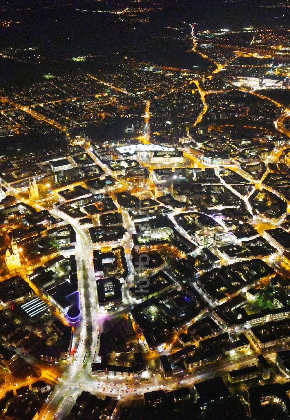 Nacht-Luftaufnahme Braunschweig - Nachtluftbild Stadtzentrum im Innenstadtbereich in Braunschweig im Bundesland Niedersachsen, Deutschland