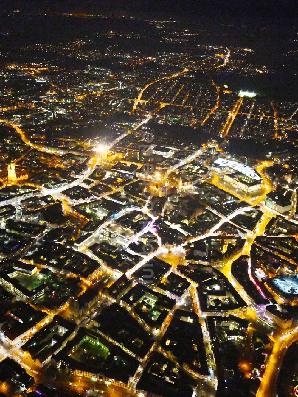 Braunschweig bei Nacht von oben - Nachtluftbild Stadtzentrum im Innenstadtbereich in Braunschweig im Bundesland Niedersachsen, Deutschland