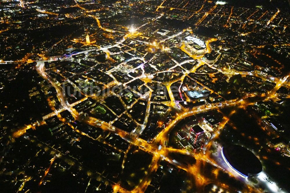 Nachtluftbild Braunschweig - Nachtluftbild Stadtzentrum im Innenstadtbereich in Braunschweig im Bundesland Niedersachsen, Deutschland