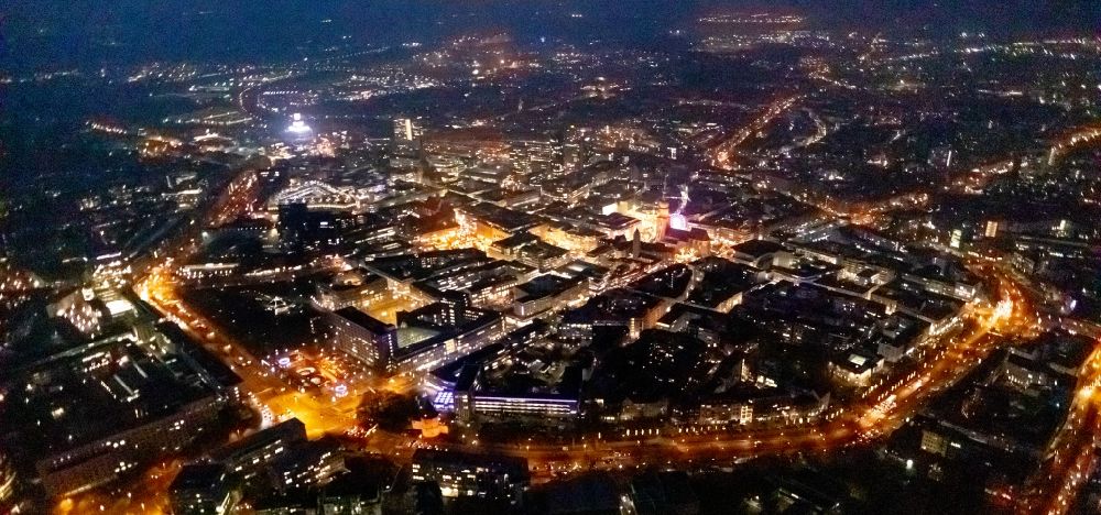 Dortmund bei Nacht aus der Vogelperspektive: Nachtluftbild Stadtzentrum im Innenstadtbereich in Dortmund im Bundesland Nordrhein-Westfalen, Deutschland