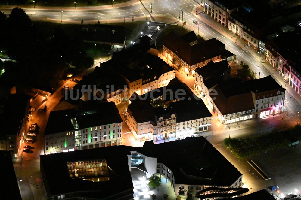 Eberswalde bei Nacht von oben - Nachtluftbild Stadtzentrum im Innenstadtbereich in Eberswalde im Bundesland Brandenburg, Deutschland