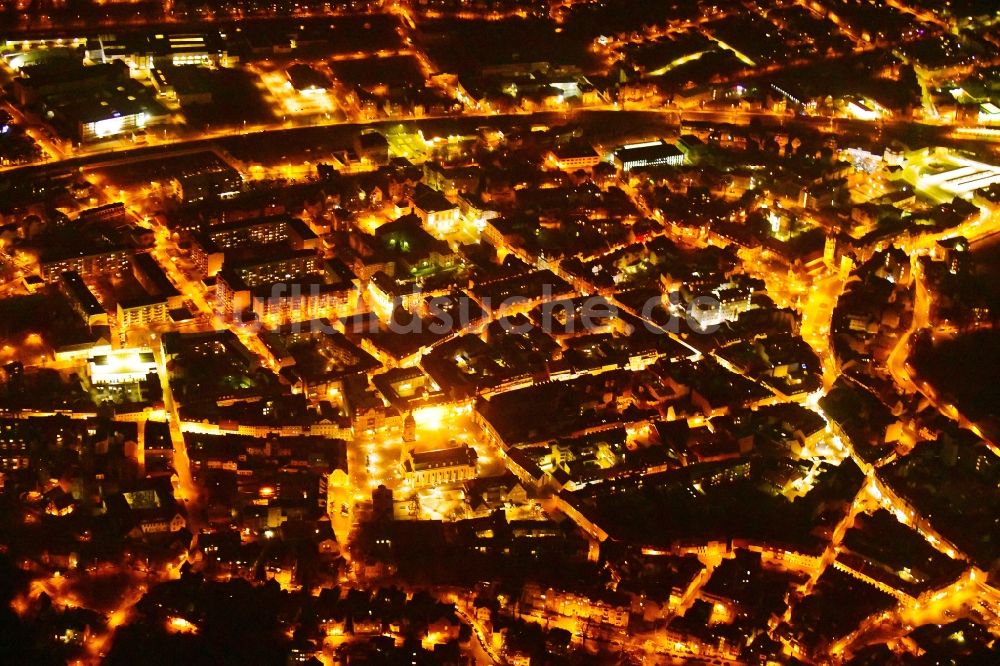 Nacht-Luftaufnahme Eisenach - Nachtluftbild Stadtzentrum im Innenstadtbereich in Eisenach im Bundesland Thüringen, Deutschland