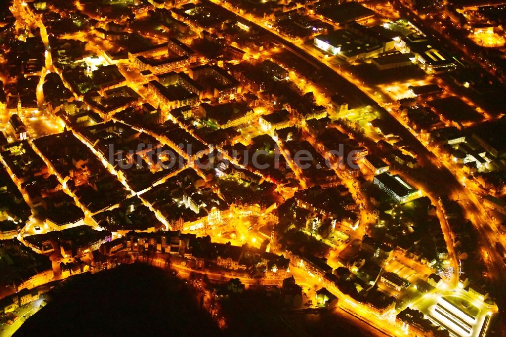Nacht-Luftaufnahme Eisenach - Nachtluftbild Stadtzentrum im Innenstadtbereich in Eisenach im Bundesland Thüringen, Deutschland