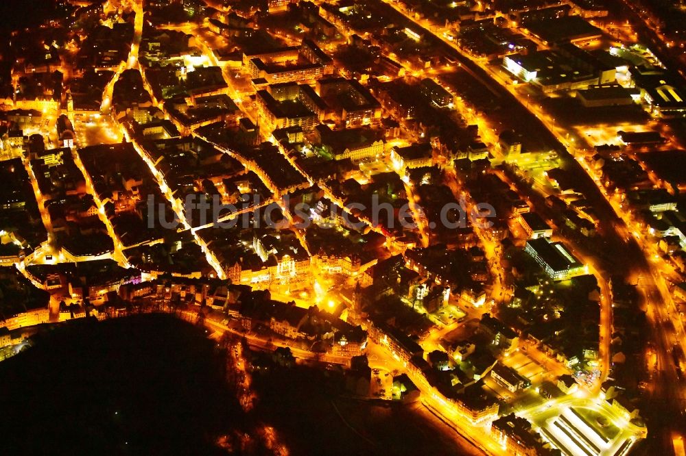 Eisenach bei Nacht von oben - Nachtluftbild Stadtzentrum im Innenstadtbereich in Eisenach im Bundesland Thüringen, Deutschland