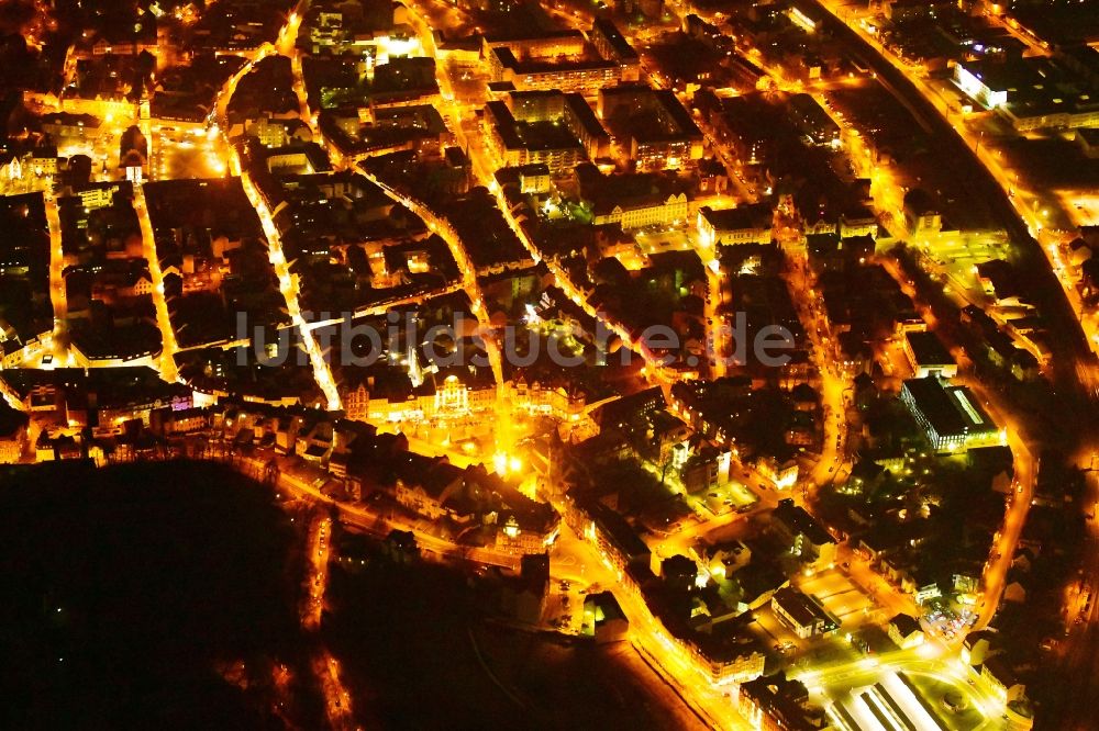 Eisenach bei Nacht aus der Vogelperspektive: Nachtluftbild Stadtzentrum im Innenstadtbereich in Eisenach im Bundesland Thüringen, Deutschland